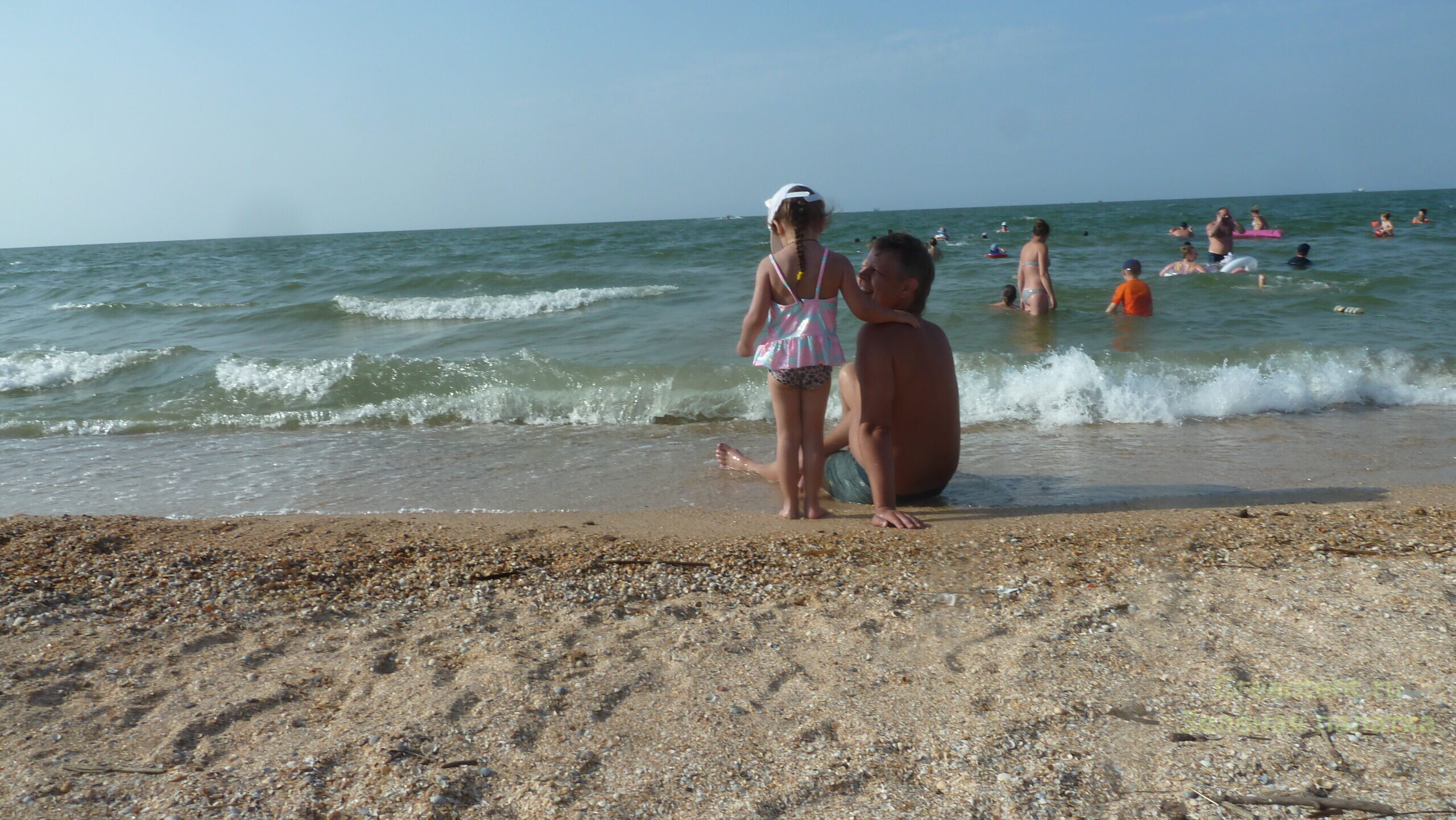 азовское море папа ребенок дочь волна пляж берег ракушка солнце семья